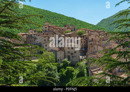 Scanno (L'Aquila, Italien) - Wenn die Natur ist romantisch: Die herzförmigen See auf den Apenninen Bergen, in der Region Abruzzen in Italien Stockfoto