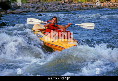 Kindheit 2 tween Alter jungen Rafting auf der Rogue River in Oregon Outdoor Sport. © Myrleen Pearson Stockfoto