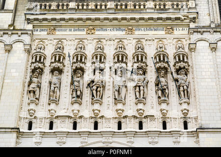 Angers, Frankreich: Statuen auf der Fassade der St. Maurice Kathedrale von Angers, zwischen dem 11. und 16. Jahrhunderts, im Jahre 1862 klassifiziert als natio gebaut Stockfoto