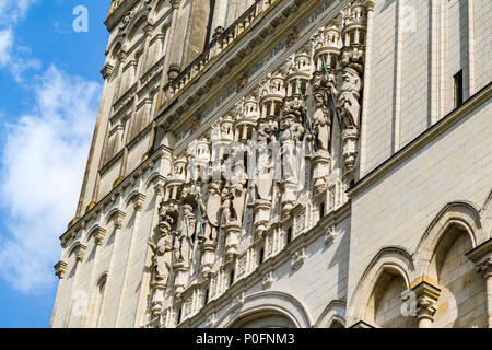 Angers, Frankreich: Statuen auf der Fassade der St. Maurice Kathedrale von Angers, zwischen dem 11. und 16. Jahrhunderts, im Jahre 1862 klassifiziert als natio gebaut Stockfoto