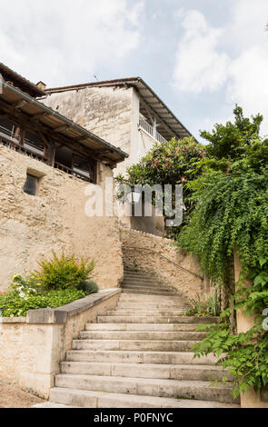 Schritte, die Fußgänger durch das Dorf Aubeterre-sur-Dronne, Charente, Frankreich Stockfoto