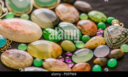 Sortierte bunte Edelstein Cabochon. Geologie und mineralische Hintergrund Stockfoto