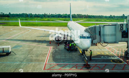 "Pontianak, Kalimantan Barat/Indonesien - 14. Mai 2018: Tätigkeit in der Flughafen, das Bodenpersonal Vorbereitung das Flugzeug vor dem Start Stockfoto