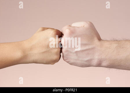 In der Nähe von zwei Faust isoliert auf braunem Hintergrund Stockfoto