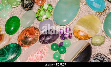 Sortierte bunte Edelstein Cabochon. Geologie und mineralische Hintergrund. Luxus Schmuck Edelsteine. Reichtum. Stockfoto