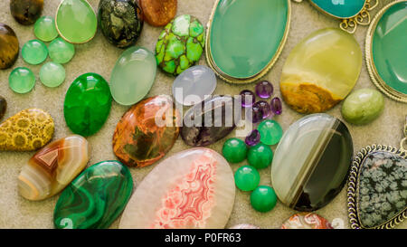 Sortierte bunte Edelstein Cabochon. Geologie und mineralische Hintergrund. Luxus Schmuck Edelsteine. Reichtum. Stockfoto