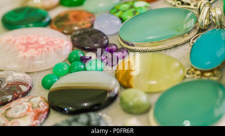 Sortierte bunte Edelstein Cabochon. Geologie und mineralische Hintergrund. Luxus Schmuck Edelsteine. Reichtum. Stockfoto