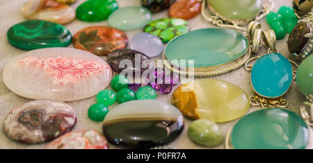 Sortierte bunte Edelstein Cabochon. Geologie und mineralische Hintergrund. Luxus Schmuck Edelsteine. Reichtum. Stockfoto