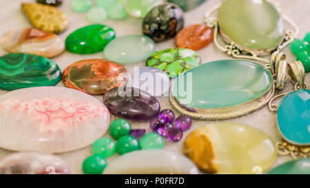 Sortierte bunte Edelstein Cabochon. Geologie und mineralische Hintergrund. Luxus Schmuck Edelsteine. Reichtum. Stockfoto