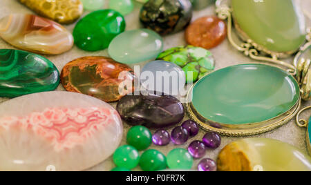 Sortierte bunte Edelstein Cabochon. Geologie und mineralische Hintergrund. Luxus Schmuck Edelsteine. Reichtum. Stockfoto