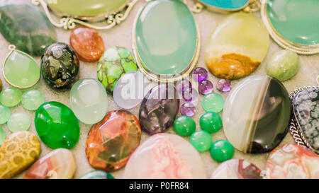 Sortierte bunte Edelstein Cabochon. Geologie und mineralische Hintergrund. Luxus Schmuck Edelsteine. Reichtum. Stockfoto