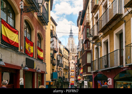 Viele touristische Sehenswürdigkeiten antike Stadt Toledo in Castilla la Mancha mit Santa Iglesia Catedral. Stockfoto