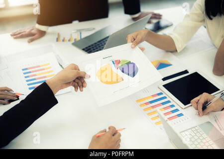 Start Geschäft Leute Treffen der Gruppe, Junge kreative Mitarbeiter Team arbeiten und diskutieren neue Plan Projekt in Büro, Unternehmer, Brainstorming, Stockfoto