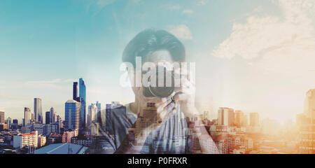 Double Exposure, ein Mann, der die Fotografie und Stadt sunrise Hintergrund Stockfoto