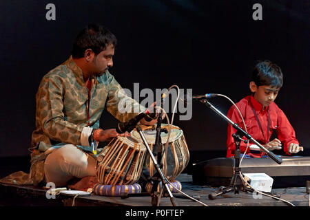 Asiatische indische Musiker spielen auf der Bühne. Vater und Sohn zusammen Stockfoto