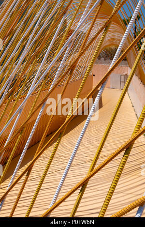 Metall Strukturen in einem der Eingänge zu El Batel Auditorium und Kongresszentrum, Cartagena, Murcia Provinz, Spanien Stockfoto