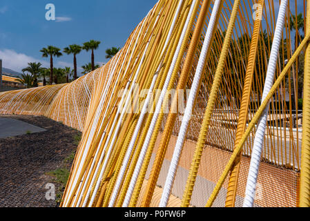 Metall Strukturen in einem der Eingänge zu El Batel Auditorium und Kongresszentrum, Cartagena, Murcia Provinz, Spanien Stockfoto