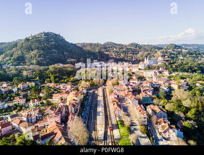 Luftaufnahme von Sintra mit Burg der Mauren und Pena Palast auf dem Hügel, Portugal Stockfoto