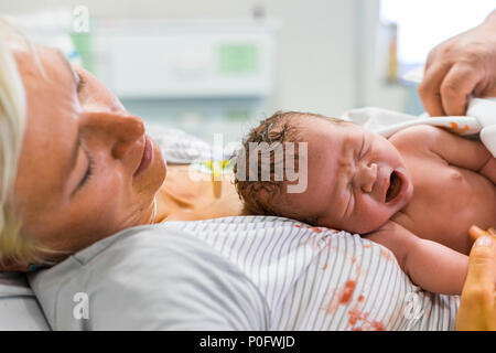 Mutter und ihrem neugeborenen Jungen gleich nach Lieferung Stockfoto