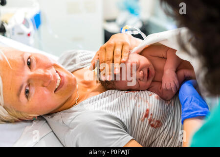 Mutter und ihrem neugeborenen Jungen gleich nach Lieferung Stockfoto