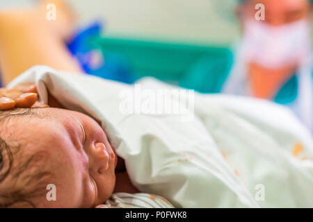 Cute Baby Jungen gleich nach der Geburt und Arzt im Hintergrund Stockfoto