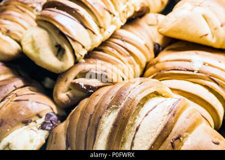 Viele leckere Schokolade süße Croissants in der Bäckerei. Stockfoto