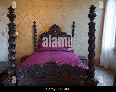 Torreglia, Italien, 26. Mai 2018: antikes Himmelbett mit geschnitzten Kopfteilen in der Villa dei Vescovi, einem Venezianischen Renaissance Villa. Currentl Stockfoto