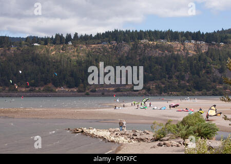 Kiteboarding auf der Columbia River Gorge in der Nähe von Hood River, ODER USA Stockfoto