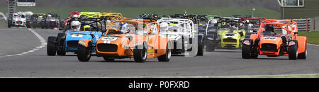 Eine vollständige Raster starten, Gold Kunst herrliche Sevens, Snetterton Rennstrecke, Snetterton, Norfolk, England, Samstag, 7. April 2018. Classic Sport Stockfoto