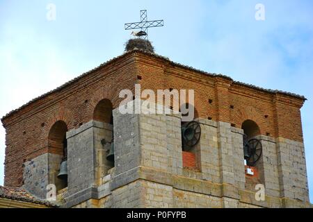 Kirchturm mit einem Storch ein Nest und ein Kreuz Stockfoto