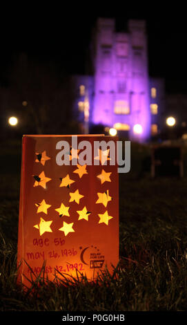 Die Luminaria an der Virginia Tech Relais für das Leben. Burruss ist im Hintergrund mit dem violetten Licht in Unterstützung des Relais. Stockfoto