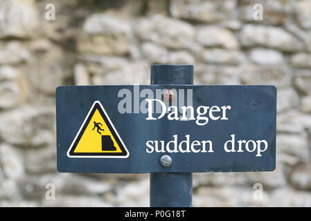 Gefahr plötzlichen Druckabfall metall Zeichen gelbes Warndreieck mit Symbol des Menschen fallen von einer Klippe. Stockfoto