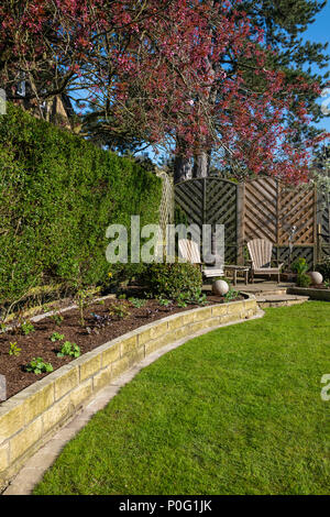 Sonnigen Ecke des schönen, gepflegten, privaten Garten (zeitgenössisches Design, Pflanzen, Terrasse, Rasen & Ornamente) - Yorkshire, England, UK. Stockfoto