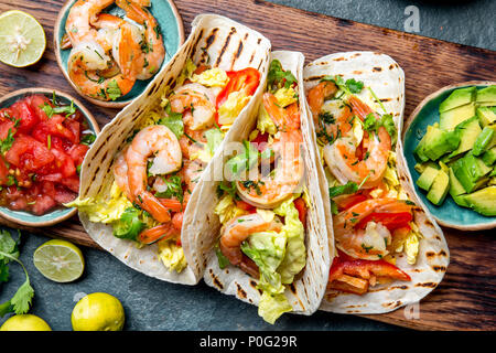 Garnelen Tacos mit Salsa, Gemüse und Avocado. Mexikanisches Essen. Stockfoto