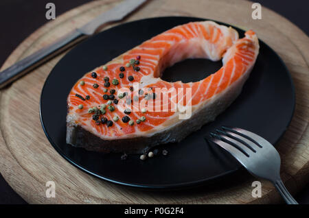 Frischer Lachs Steak auf die schwarze Platte Stockfoto