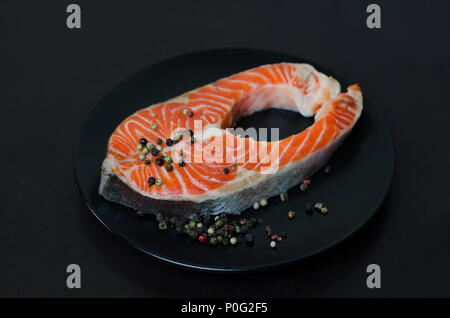 Frischer Lachs Steak auf die schwarze Platte Stockfoto