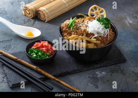 Gebratenes Schweinekotelett Reisschüssel Katsudon, Japanisch essen Stil Stockfoto