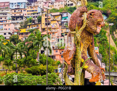 In der Nähe von Machin monkey Skulptur mit Carmen hill Borough im Hintergrund, Guayaquil, Ecuador Stockfoto