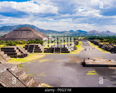 Blick auf die Straße der Toten und die Pyramide der Sonne aus der Pyramide des Mondes, Teotihuacan, Mexiko Stockfoto