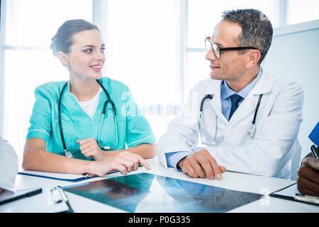 Praktischer Arzt und Krankenschwester diskutieren x-ray-Scan Stockfoto