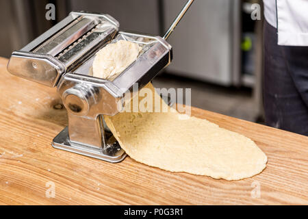 Zugeschnittenes Bild von Chefkoch Zubereitung Teig für Pasta Stockfoto