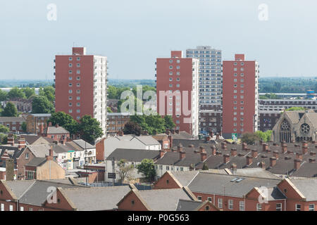 Doncaster Gehäuse - Hochhaus Hochhäuser Sozialwohnungen und die Reihen der traditionellen Reihenhäuser Stockfoto