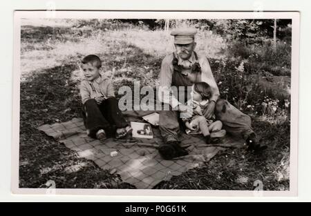 HODONIN, der Tschechoslowakischen Republik, ca. 1941: Vintage Foto zeigt die kleinen Kinder mit ihren Großvater, ca. 1941. Stockfoto