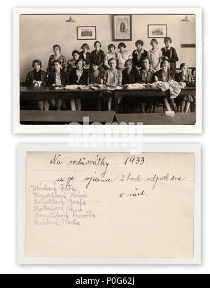 Die tschechoslowakische Republik, 1933: Vintage Foto von einer Gruppe Mädchen im Klassenzimmer. Vorder- und Rückseite für Foto, 1933. Stockfoto