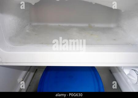 Leeren Ice Box in einen Kühlschrank mit Gefrierfach Stockfoto
