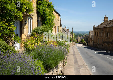 Blick entlang Cotswold Dorf Bourton-on-the-Hill, der Cotswolds AONB, Gloucestershire, England, Vereinigtes Königreich, Europa Stockfoto