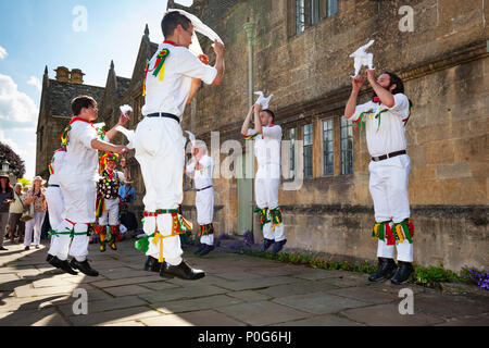 Morris Dance außerhalb der Chipping Campden Armenhäuser während des Scuttlebrook, Chipping Campden, Cotswolds, Gloucestershire, England, Großbritannien Stockfoto