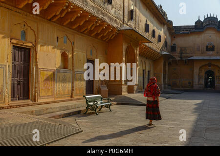 Eine junge Frau (travaler) gehen an die alte Festung in Jaipur, Indien. Stockfoto