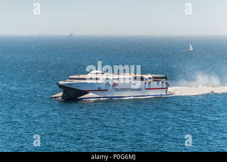 Gibraltar, UK - 18. Mai 2017: Hohe Geschwindigkeit Schiff Alboran geht in der Straße von Gibraltar, Vereinigtes Königreich in Westeuropa. Stockfoto