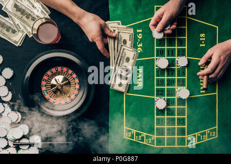 Männer man platziert die Wette auf Casino mit Roulette Stockfoto